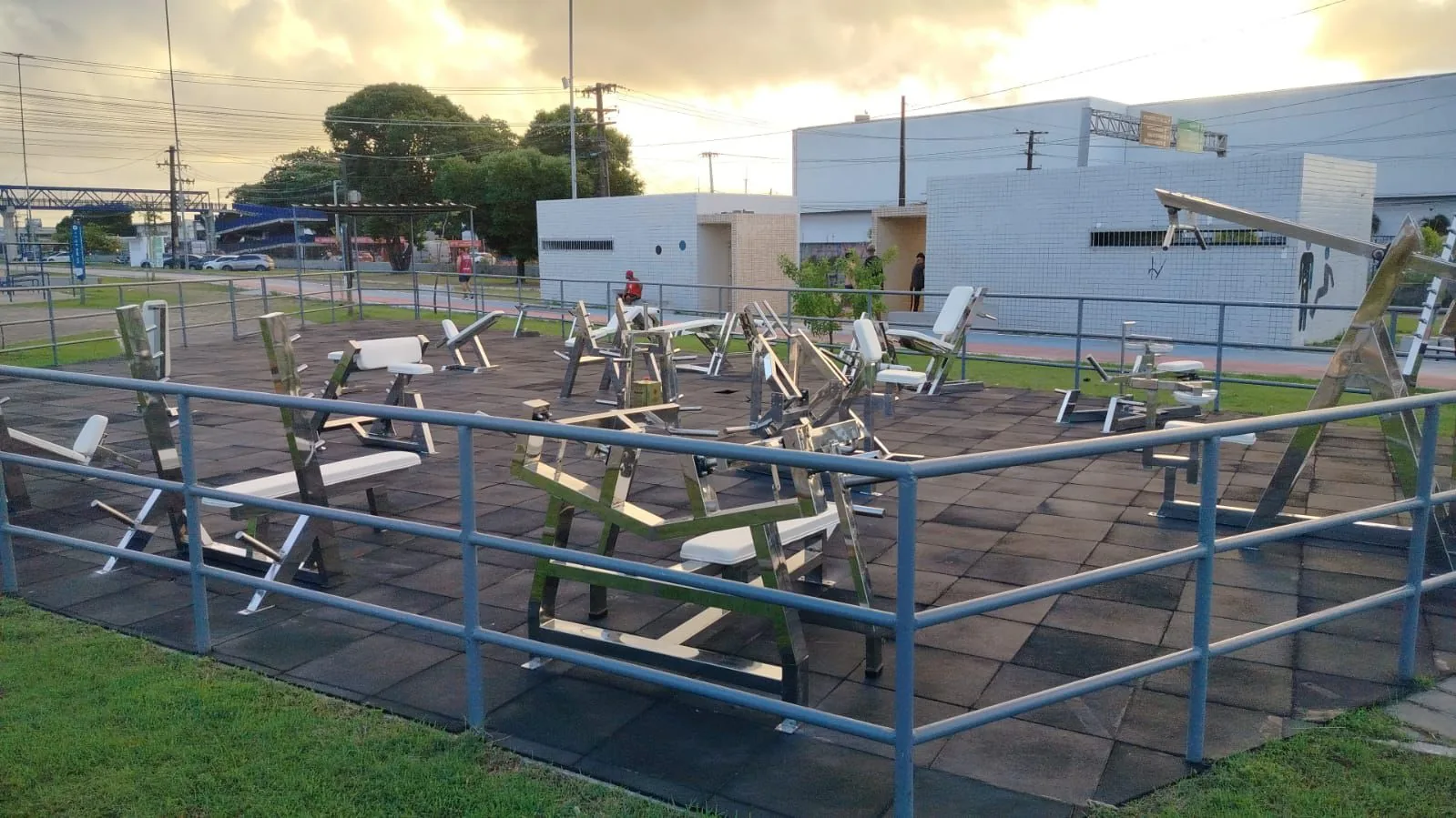 Academia pública de musculação com anilhas, cercada e com portão